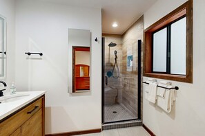 Shower, hair dryer, towels - Forested home with fireplace & ev charger near Anchor Bay, dogs welcome (Gualala)