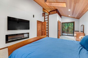 3 bedrooms, desk, iron/ironing board, WiFi - Forested home with fireplace & ev charger near Anchor Bay, dogs welcome (Gualala)