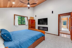 3 bedrooms, desk, iron/ironing board, WiFi - Forested home with fireplace & ev charger near Anchor Bay, dogs welcome (Gualala)