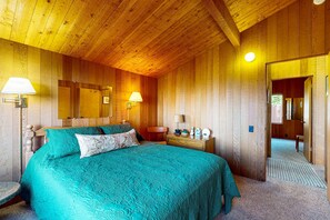 Desk, WiFi, bed sheets - Sonoma Coast getaway with ocean views, wood stove & private deck (Sea Ranch)