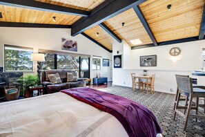 Desk, WiFi, bed sheets - Ocean & river view home with studio (Gualala)