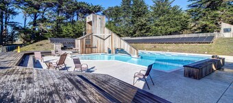 Dog-Friendly Cabin with Ocean View, Private Hot Tub & BBQ near the Lodge