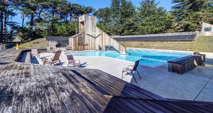 Dog-Friendly Cabin with Ocean View, Private Hot Tub & BBQ near the Lodge