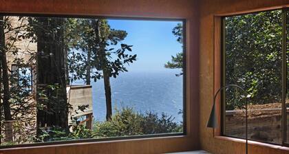 Dog-Friendly Cabin with Ocean View, Private Hot Tub & BBQ near the Lodge