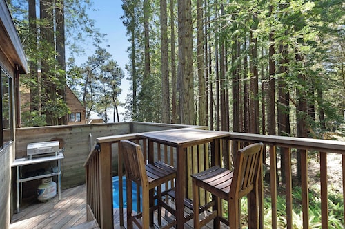 Dog-Friendly Cabin with Ocean View, Private Hot Tub & BBQ near the Lodge