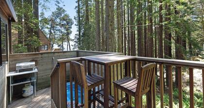 Dog-Friendly Cabin with Ocean View, Private Hot Tub & BBQ near the Lodge