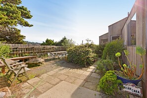 Outdoor dining - Distant ocean-view home with hot tub near Walk On Beach, dogs welcome (Sea Ranch)