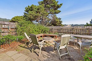Outdoor dining - Distant ocean-view home with hot tub near Walk On Beach, dogs welcome (Sea Ranch)