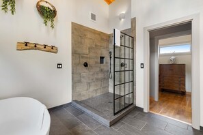 Shower, hair dryer, towels - Enjoy a private hot tub, deck, distant ocean view & fireplace (Sea Ranch)