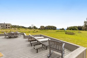 Outdoor dining - Enjoy a private hot tub, deck, distant ocean view & fireplace (Sea Ranch)