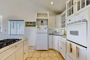 Fridge, microwave, oven, stovetop - Ocean-view Sea Ranch home with private hot tub & fireplace (Sea Ranch)