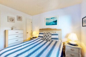 Iron/ironing board, WiFi, bed sheets - Ocean-view Sea Ranch home with private hot tub & fireplace (Sea Ranch)