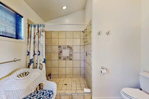 Shower, hair dryer, towels - Ocean-view Sea Ranch home with private hot tub & fireplace (Sea Ranch)