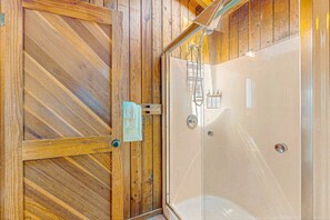 Shower, hair dryer, towels - Sea Ranch home with private hot tub near Pebble Beach (Sea Ranch)