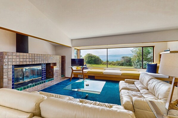 TV, fireplace, offices - Don Jacobs-designed home with private hot tub near Shell Beach (Sea Ranch)