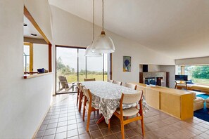 Dining - Don Jacobs-designed home with private hot tub near Shell Beach (Sea Ranch)