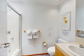 Shower, hair dryer, towels - Don Jacobs-designed home with private hot tub near Shell Beach (Sea Ranch)
