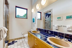 Shower, hair dryer, towels - Don Jacobs-designed home with private hot tub near Shell Beach (Sea Ranch)