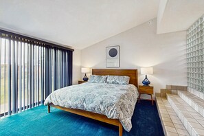Desk, iron/ironing board, WiFi, bed sheets - Don Jacobs-designed home with private hot tub near Shell Beach (Sea Ranch)