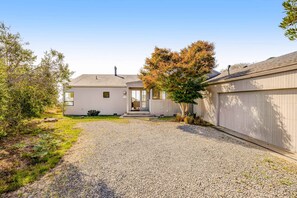 Exterior - Panoramic ocean-view home with private hot tub on the golf course (Sea Ranch)