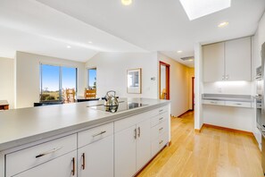 Fridge, microwave, oven, stovetop - Panoramic ocean-view home with private hot tub on the golf course (Sea Ranch)