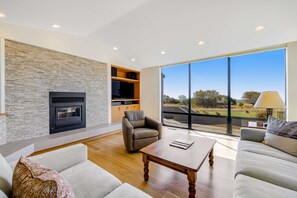 TV, fireplace, DVD player, offices - Panoramic ocean-view home with private hot tub on the golf course (Sea Ranch)
