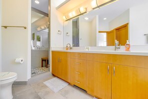 Shower, hair dryer, towels - Panoramic ocean-view home with private hot tub on the golf course (Sea Ranch)