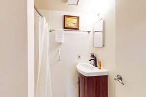 Shower, towels - Cozy House with Ocean Views, Private Hot Tub & Beach Access Nearby (Gualala)
