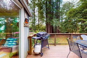 Outdoor dining - Cozy House with Ocean Views, Private Hot Tub & Beach Access Nearby (Gualala)