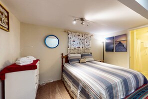 WiFi, bed sheets - Cozy House with Ocean Views, Private Hot Tub & Beach Access Nearby (Gualala)