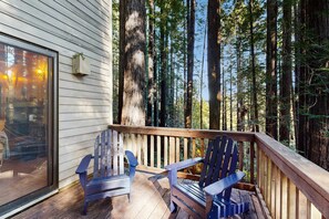Terrace/patio - Dog-friendly forest retreat among redwoods, walk to Hot Spot & Gualala River (Sea Ranch)