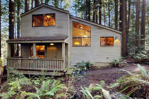 Dog-friendly forest retreat among redwoods, walk to Hot Spot & Gualala River