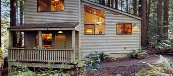 Dog-friendly forest retreat among redwoods, walk to Hot Spot & Gualala River