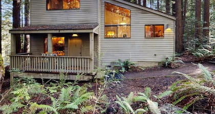 Sea Ranch 1BR dog-friendly forest retreat among the redwoods