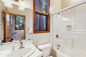 Shower, towels - Dog-friendly forest retreat among redwoods, walk to Hot Spot & Gualala River (Sea Ranch)