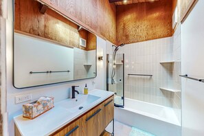 Shower, hair dryer, towels - Ocean-view home with hot tub & prime location at Shell Beach (Sea Ranch)