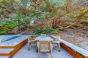 Outdoor dining - Ocean-view home with hot tub & prime location at Shell Beach (Sea Ranch)