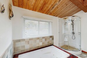 Shower, towels - Sea Ranch home with hot tub & game room, dogs welcome (Sea Ranch)