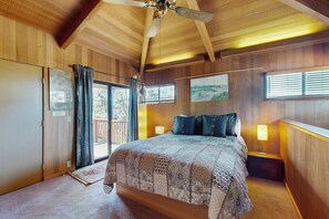 WiFi, bed sheets - Gualala home with partial ocean view & gas fireplace near town (Gualala)
