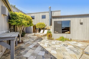 Terrace/patio - Sunsets over the ocean, waves, whales, serenity, luxury on the bluff (Sea Ranch)