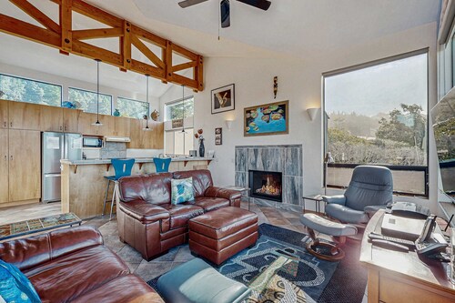 Ocean-view Sea Ranch home with hot tub near Walk On Beach