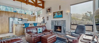 Ocean-view Sea Ranch home with hot tub near Walk On Beach