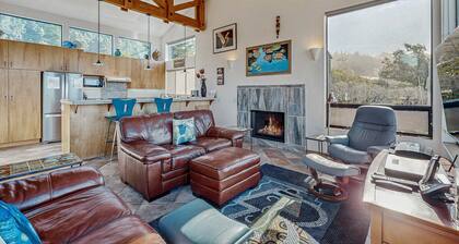 Ocean-view Sea Ranch home with hot tub near Walk On Beach