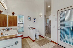 Shower, hair dryer, towels - Ocean-view Sea Ranch home with hot tub near Walk On Beach (Sea Ranch)