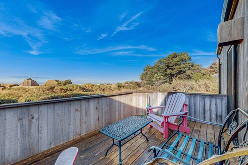 Ocean-view Sea Ranch home with hot tub near Walk On Beach