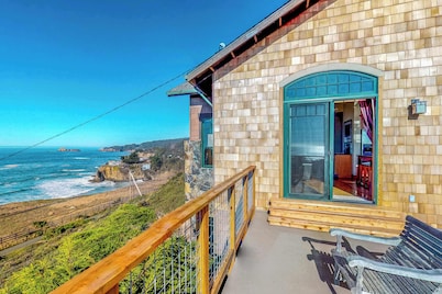 Gualala 3BR oceanfront home — panoramic views & Viking kitchen