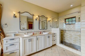 Shower, hair dryer, towels - Gualala home with ocean views, Viking kitchen & gas fireplaces (Gualala)