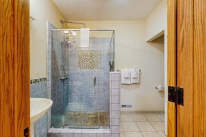 Shower, hair dryer, towels - Gualala home with ocean views, Viking kitchen & gas fireplaces (Gualala)