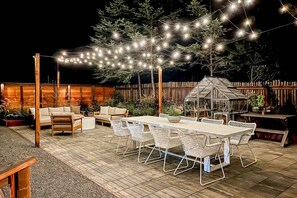 Outdoor dining - Newly built Gualala home with private hot tub among the redwoods (Gualala)