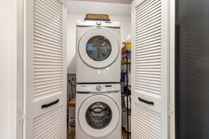 Interior - Newly built Gualala home with private hot tub among the redwoods (Gualala)